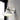 Moderne wandlamp, wit en goud, kegelvormig, minimalistisch design, interieurverlichting.
