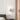Witte moderne wandlamp in slaapkamer, minimalistisch design, sfeerverlichting, interieurdecoratie.