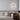 Moderne wandlamp in woonkamer, ovaal design, LED-verlichting, grijze muur, minimalistisch interieur.