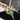 Hand wast broccoli in doorzichtige plastic vergiet onder stromend water in moderne keuken.