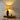 Bruine keramische tafellamp op houten dressoir, sfeerverlichting, moderne interieurdecoratie.