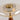 Gouden tafellamp met glazen kap, modern design, sfeerverlichting, interieurdecoratie.