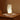 Moderne tafellamp met houten voet en golvend wit ontwerp, sfeerverlichting, minimalistisch design.