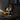 Olie lamp op houten bureau, sfeerverlichting, glazen kap, vintage stijl, interieurdecoratie.