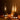 Drie vintage olielampen op houten tafel, warme gloed, glazen schoorsteen, sfeerverlichting.