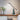 Moderne zwarte tafellamp met groene marmeren voet op houten bureau, minimalistisch design.