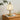 Gouden glazen tafellamp met orchideeënmotief op houten tafel, klassieke decoratieve verlichting.