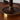 Bruine houten tafellamp met gouden metalen voet, moderne interieurverlichting.