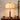 Orchidee stoffen tafellamp, beige kap, messing voet, moderne interieurverlichting.