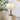 Orchidee stoffen tafellamp, wit, klassiek ontwerp, messing voet, interieurdecoratie.