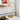 Gouden tafellamp met witte kap, modern design, geschikt voor woonkamer of kantoor.