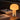 Moderne tafellamp, paddenstoelvorm, warm wit licht, minimalistisch design, sfeerverlichting.