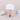 Moderne roze tafellamp met witte kap, minimalistisch design, sfeerverlichting, interieurdecoratie.