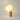 Houten tafellamp met witte kap, modern design, sfeerverlichting, interieurdecoratie.