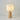 Houten tafellamp met witte kap, modern design, sfeerverlichting, Scandinavische stijl.