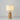 Houten tafellamp met witte kap, modern design, sfeerverlichting, woonkamer decor.