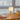 Houten tafellamp met witte kap op bureau, moderne interieurdecoratie, Scandinavisch design.