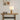 Houten tafellamp met witte kap op tafel, moderne interieurdecoratie, Scandinavisch design.