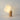 Houten tafellamp met witte kap, modern design, sfeerverlichting, minimalistisch interieur.