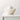 Moderne tafellamp van marmer en glas, wit en beige, minimalistisch design, sfeerverlichting.