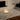 Piramide tafellamp op glazen tafel, modern design, sfeerverlichting, woonkamer decor.