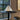 Piramidevormige tafellamp, modern design, metalen frame, sfeerverlichting, interieurdecoratie.
