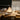 Piramide tafellamp, goudkleurig, modern design, sfeerverlichting, woonkamer decoratie.