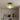 Groene plafondlamp met ronde kap en bolvormige gloeilamp, moderne verlichting woonkamer.