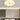 Moderne witte plafondlamp in slaapkamer, golvend ontwerp, energiezuinige verlichting.