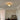 Gouden plafondlamp met bolvormige kap, moderne verlichting, woonkamer, plafonddecoratie.