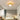 Gouden plafondlamp met stralend ontwerp in moderne slaapkamer, stijlvolle verlichting.
