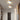 Moderne witte plafondlamp met houten details in minimalistisch interieur.