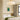 Moderne witte kroonluchter in slaapkamer, messing details, minimalistisch interieurontwerp.