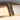 Gouden plafondlamp met glazen kap en decoratief patroon, moderne verlichting.