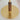 Gouden tafellamp met houten details, modern design, sfeerverlichting, interieurdecoratie.