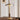 Gouden tafellamp met glazen kap op houten tafel, modern design, sfeerverlichting.