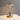 Moderne messing tafellamp met glazen kap, minimalistisch design, sfeerverlichting.