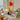 Bureau met robot tafellamp, laptop, kalender en decoraties, moderne werkplek inrichting.
