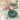 Ronde fluwelen kussens in pastelkleuren op witte bank, decoratieve woonaccessoires.