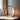 Moderne ronde tafellamp, LED-verlichting, minimalistisch design, zwart metaal, sfeerverlichting.