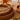 Ronde rotan dienbladen met houten handvatten op houten tafel, decoratief en functioneel.