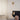 Gouden schelp wandlamp op witte muur, moderne interieurdecoratie, sfeerverlichting.