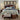 Slaapkamer met houten bed, blauw-wit beddengoed, tafellampen en rieten mand.