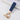 Sleutelhanger met blauwe leren band en gouden metalen ringen, stijlvol accessoire.