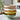 Vier gestapelde kleurrijke schalen, pastelkleuren, keukenaccessoires, modern design.