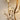 Gouden tafellamp met kristallen bladeren, elegante decoratieve verlichting, modern design.