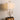 Gouden tafellamp met witte kap en kristallen details, moderne decoratieve verlichting.