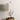 Messing tafellamp met witte kap, kristallen details, decoratieve takken, moderne verlichting.