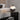 Moderne tafellamp op bijzettafel, zwart-wit design, sfeerverlichting, woonkamer decor.