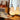 Perenvormige tafellamp met ingebouwde batterij, warm wit licht, modern design, houten tafel.